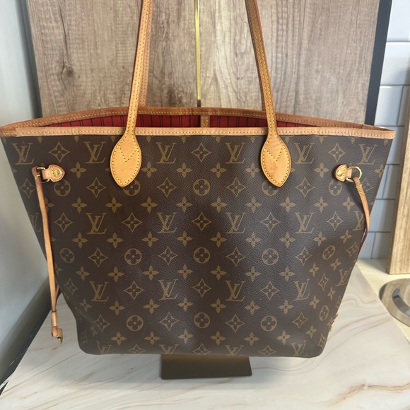 Louis Vuitton Neverfull MM Brown Monogram Tote Bag Red interior - Picture 1 of 8